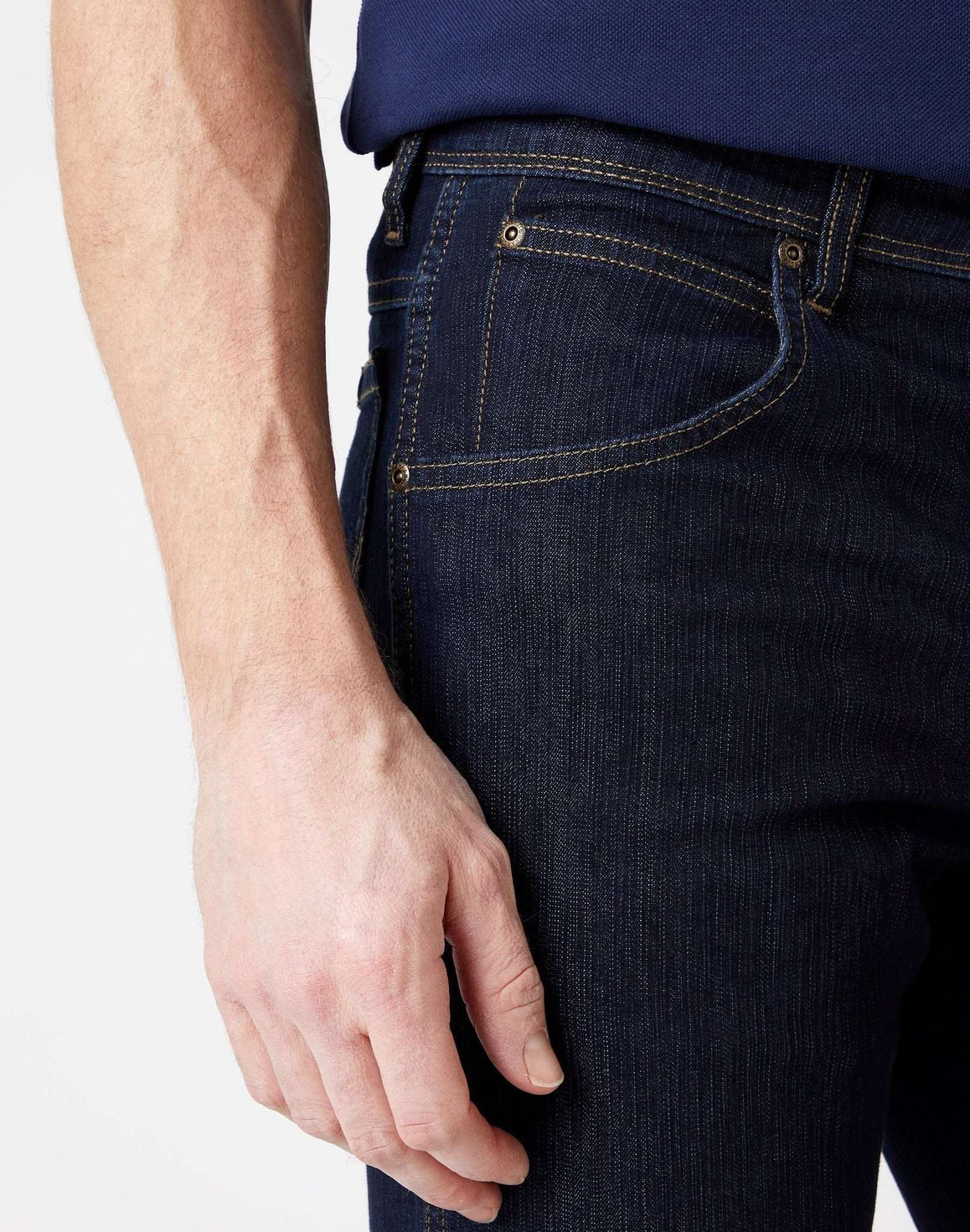 Regular Fit Medium Stretch in Rinsewash Jeans Wrangler   