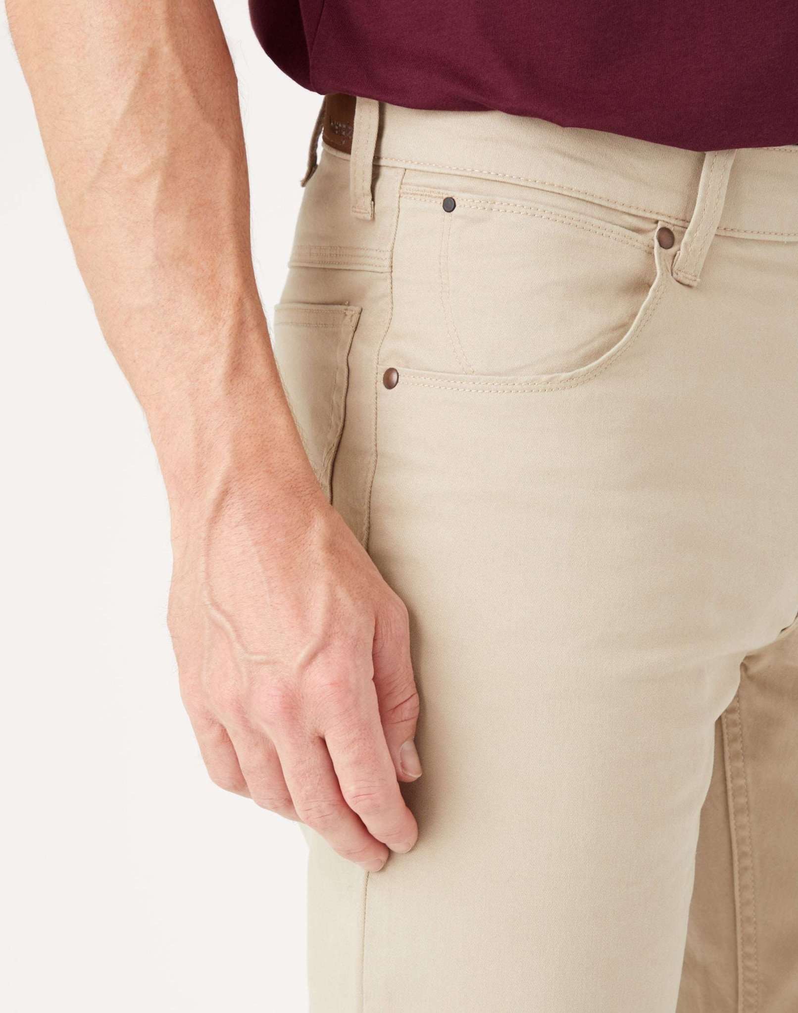 Straight Medium Stretch in Khaki Pants Wrangler   