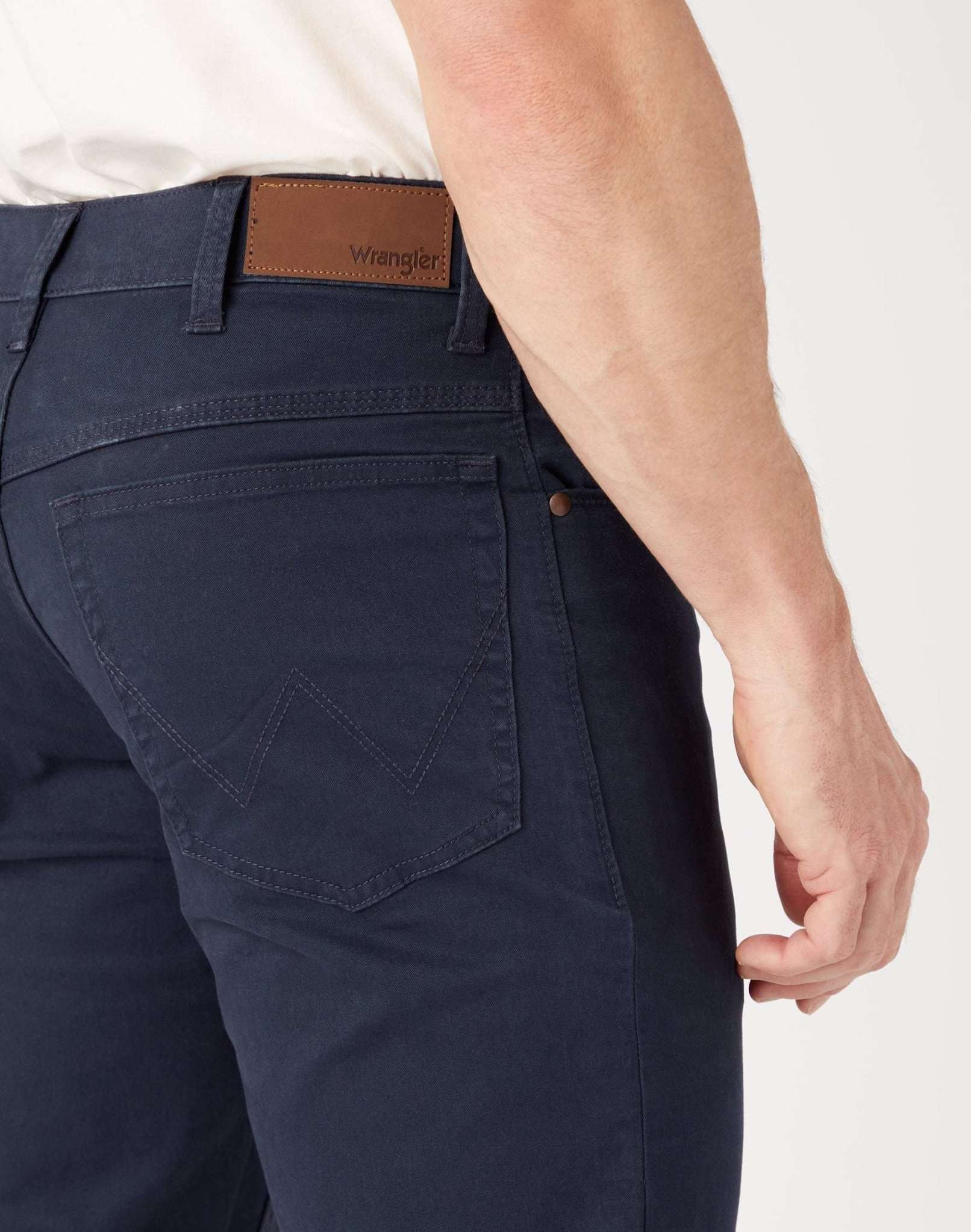 Straight Medium Stretch in Navy Navy Pants Wrangler   