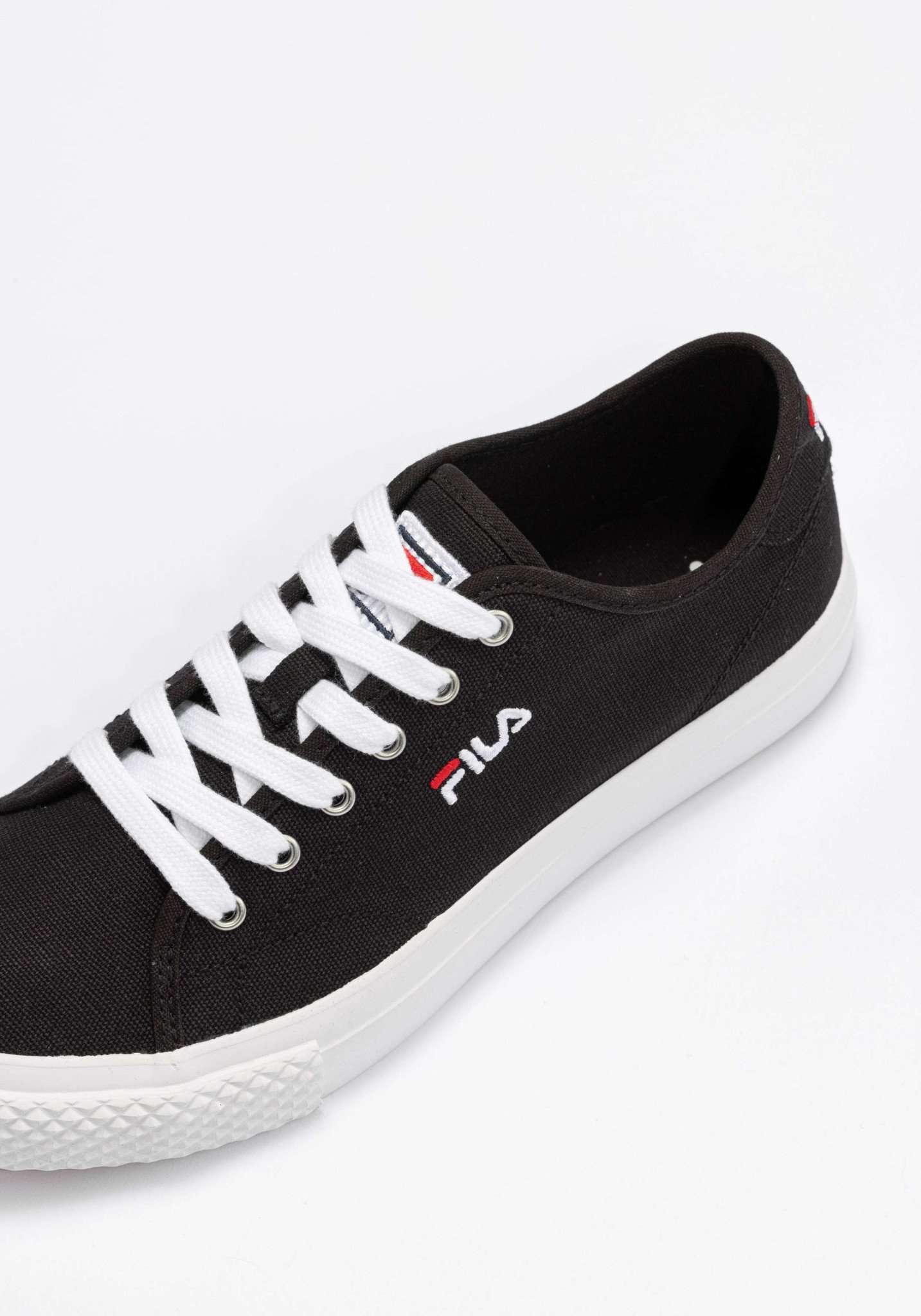 Pointer Classic Men in Black Sneakers Fila   