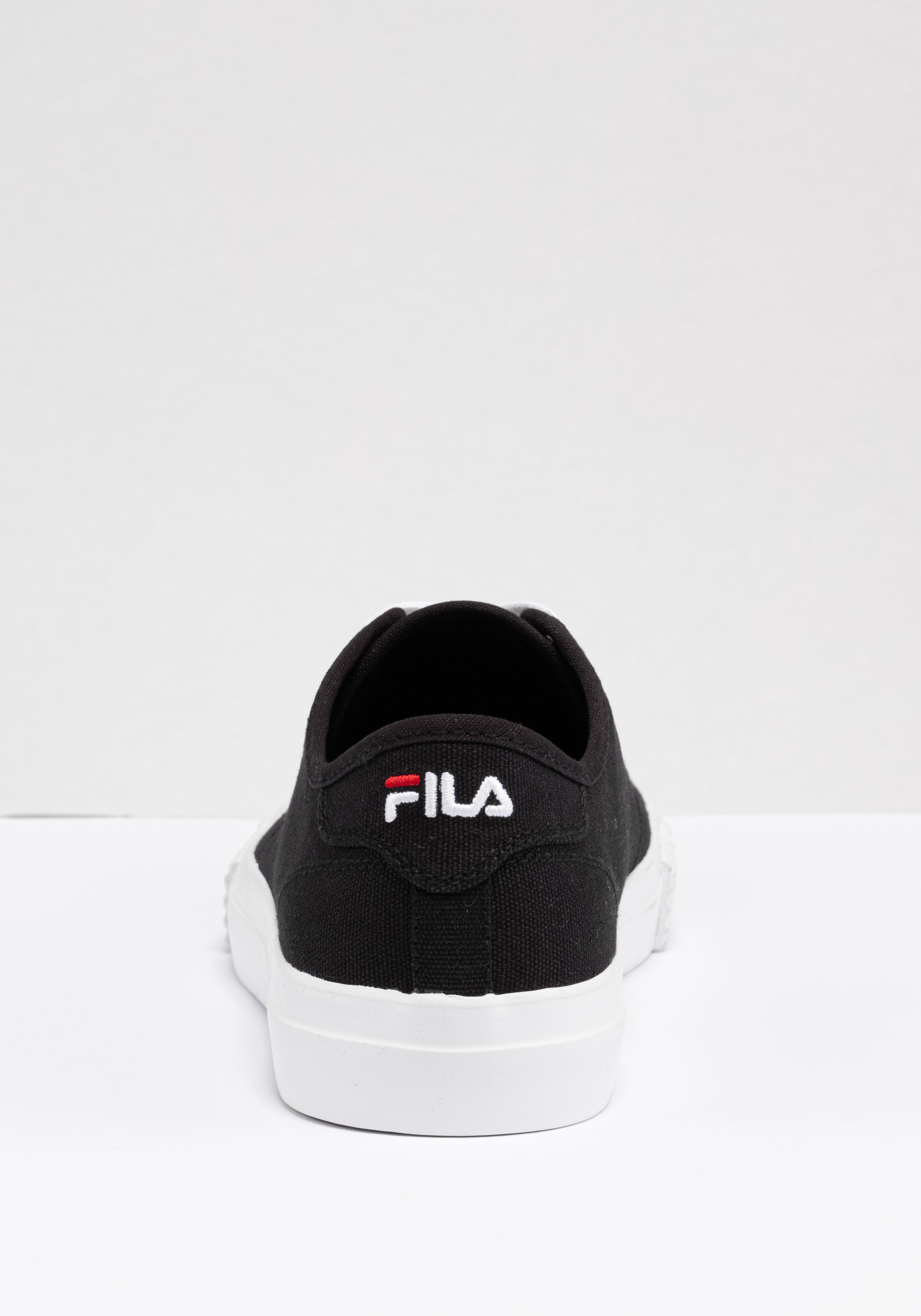 Pointer Classic Men in Black Sneakers Fila   