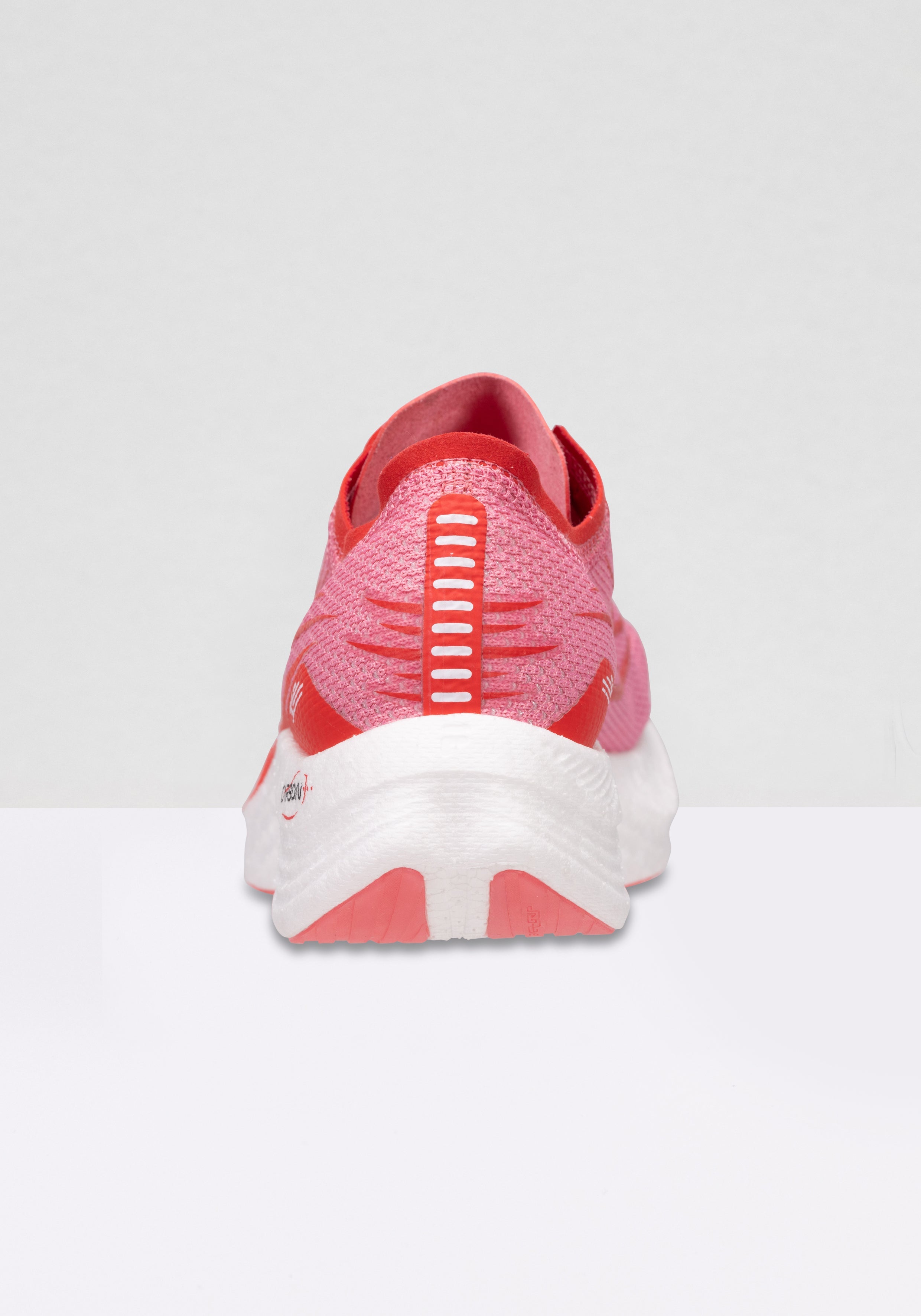 Astatine Wmn in Geranium Pink-Fiery Red Running Shoes Fila   